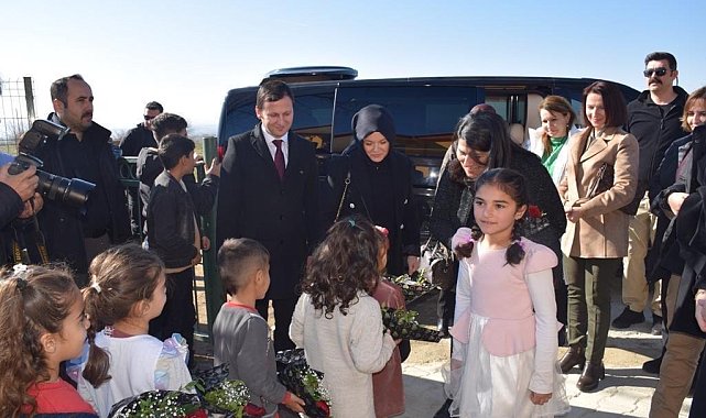 Batman Valisi Ekrem Canalp'ın eşi Dr. Ayten Canalp ve protokol eşleri öğrencilerle bir araya geldi