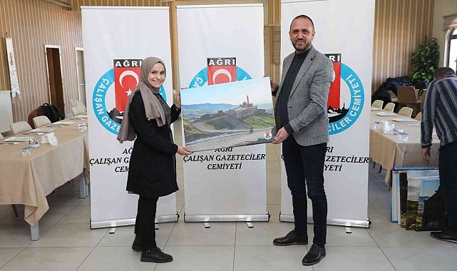 Gazeteciler kahvaltıda buluştu