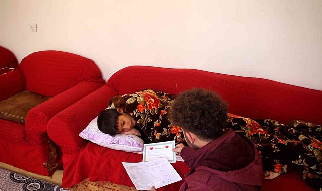Hasta öğrencisine karnesini evinde vererek sürpriz yaptı