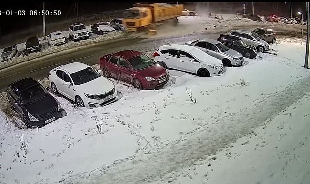 Kamyon şoförü uyuyakaldı, park halindeki araçları biçti