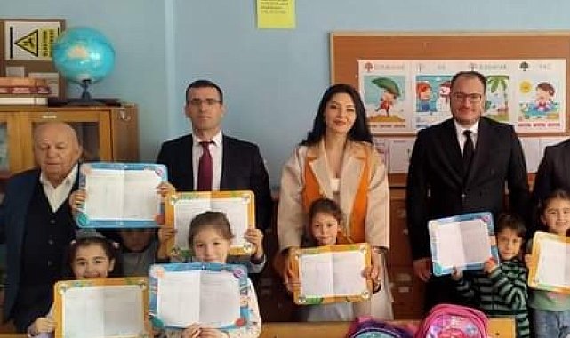 Kaymakam Arıkan Hayırsever Gümüşlü ile birlikte karne dağıttı