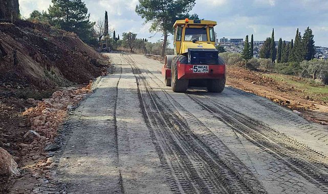 Kuşadası'nda yol çalışmaları devam ediyor