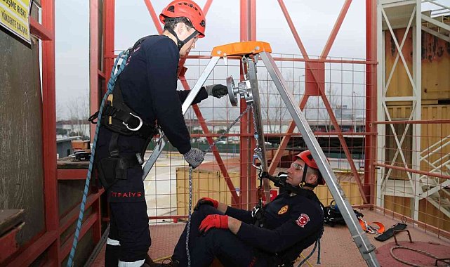 Stajyer itfaiyeciler mesleğe hazırlanıyor