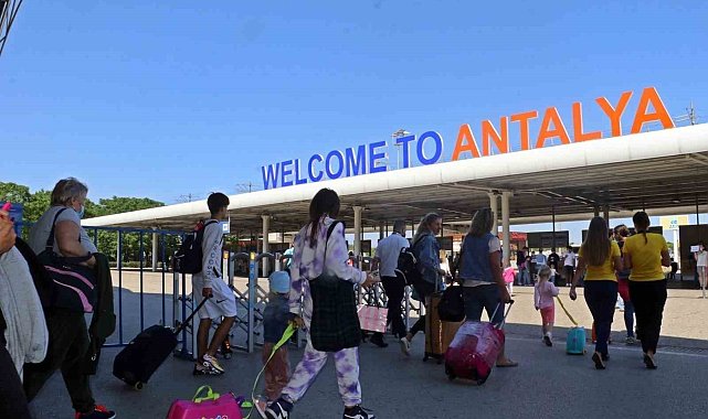 Antalya'dan 2023'e rekor giriş: Turist sayısında geçen yıla yüzde 62,8 fark