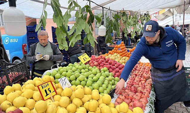Semt pazarlarında kış meyveleri bolluğu