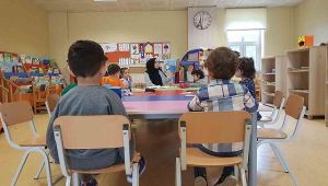 Minikler kütüphanelerdeki özel salonlarda kitaplarla tanışıyor