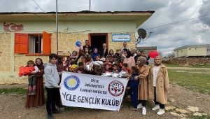 Öğrenciler köy okulunda minik kardeşlerini sevindirdi